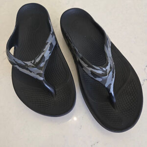 Women's OOFOS Black Gray Camo OOriginal Sport Thong Sandals Size 9 EU 40